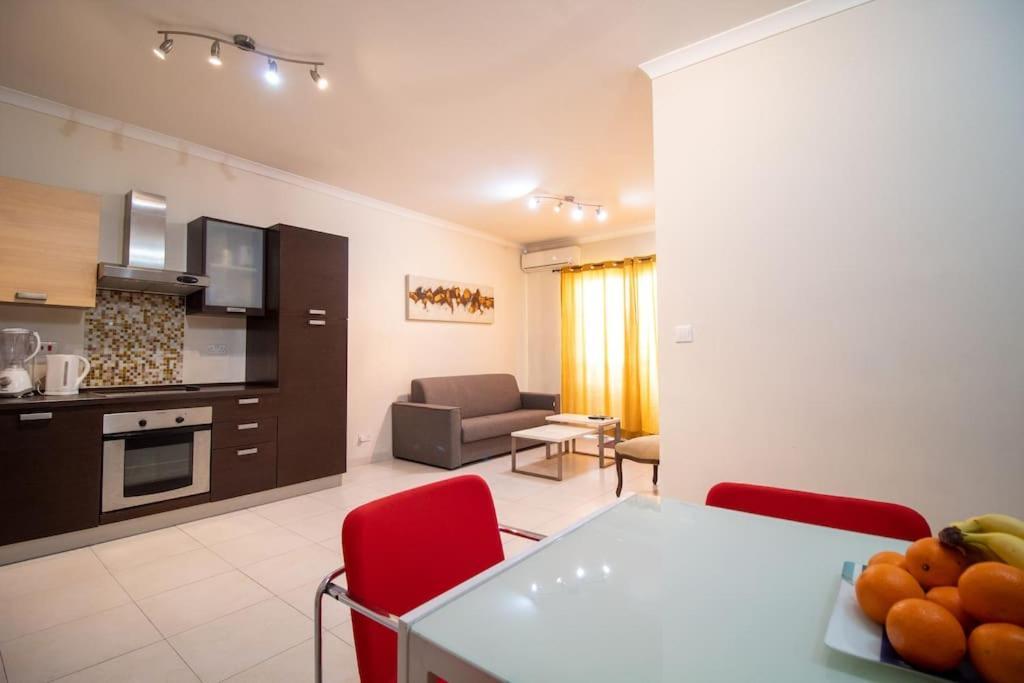 Modern Apt In The Heart Of Maltese Nightlife San Giuliano Esterno foto